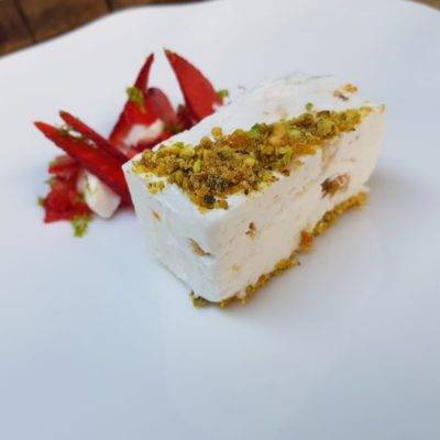 Torrone ghiacciato con frutta secca alle fragole